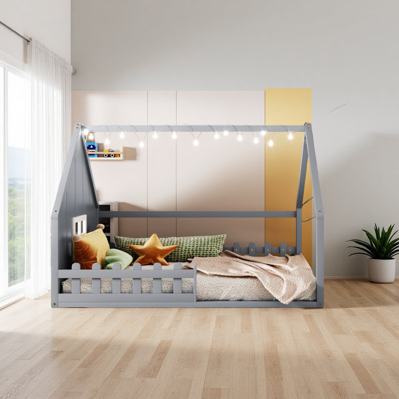 Lit double en bois avec fenêtre et clôture