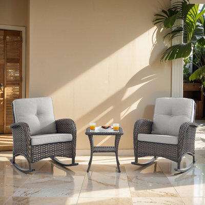 Chaises berçantes en rotin avec coussins et table d'appoint Aluel
