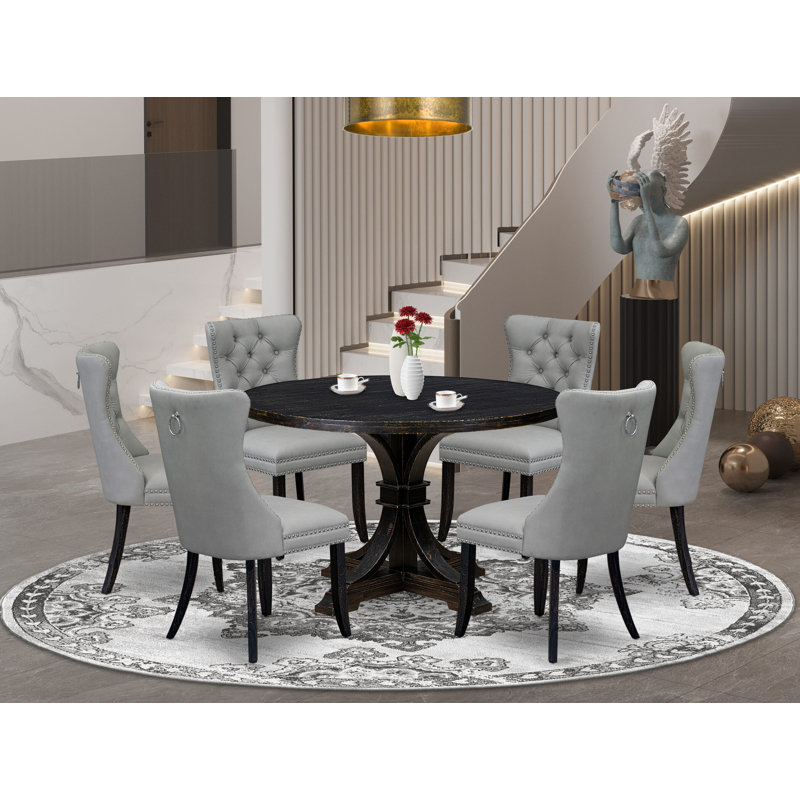 L'ensemble de table de salle à manger 7 pièces comprend une table ronde de 48 po avec piédestal et 6 chaises rembourrées en tissu de polyester gris clair, noir sablé