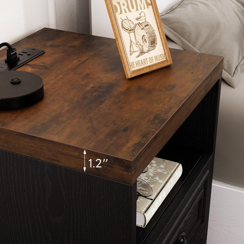 Table de chevet de ferme avec station de charge et 2 tiroirs de rangement, table de bout rustique brune pour la chambre à coucher et le salon