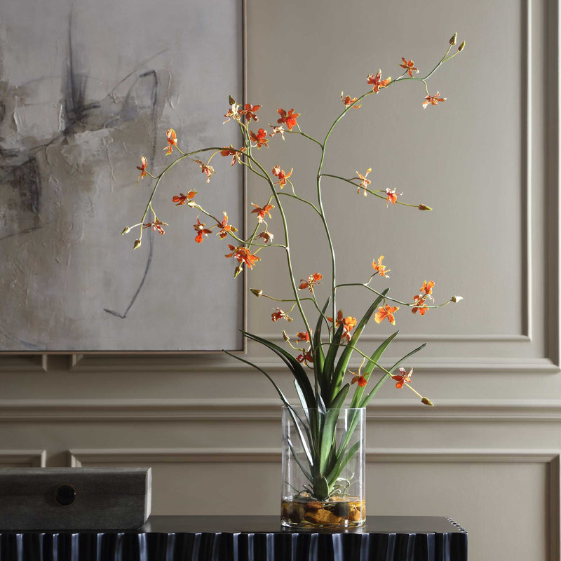Orchidée dansante dans un vase en verre