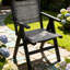 Chaise de salle à manger Hips avec assise tressée confortable, gris anthracite, adaptable à plusieurs ambiances, idéale pour un décor nordique de style chalet.