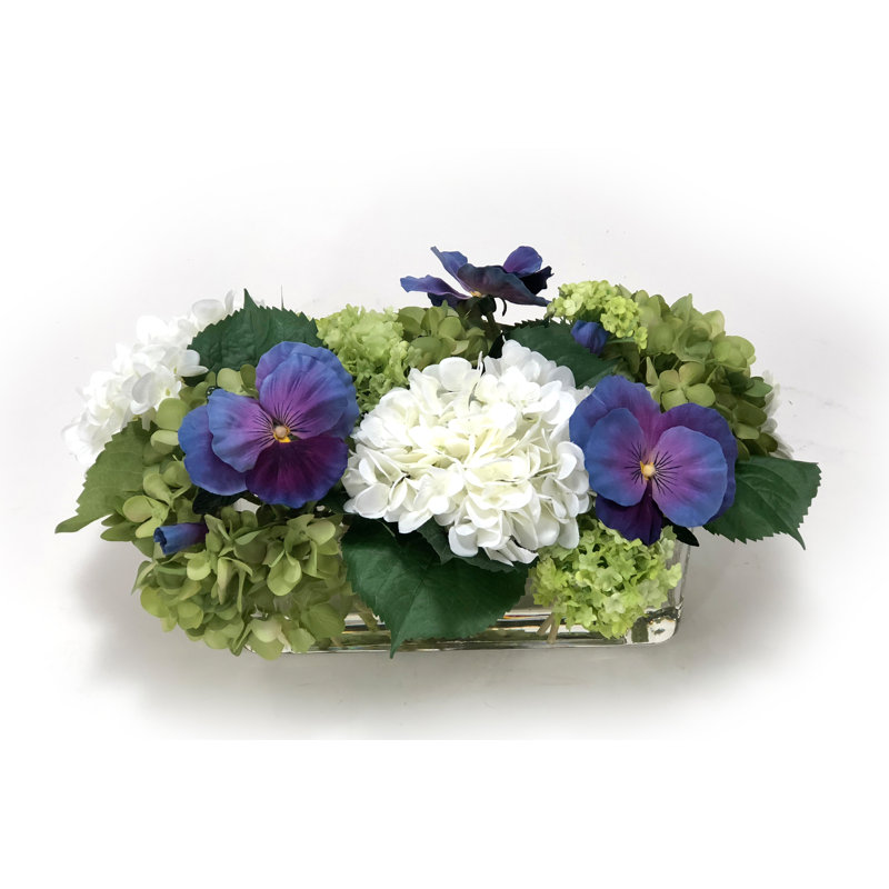 Hortensia mélangé avec des Pansies bleues dans un vase rectangulaire