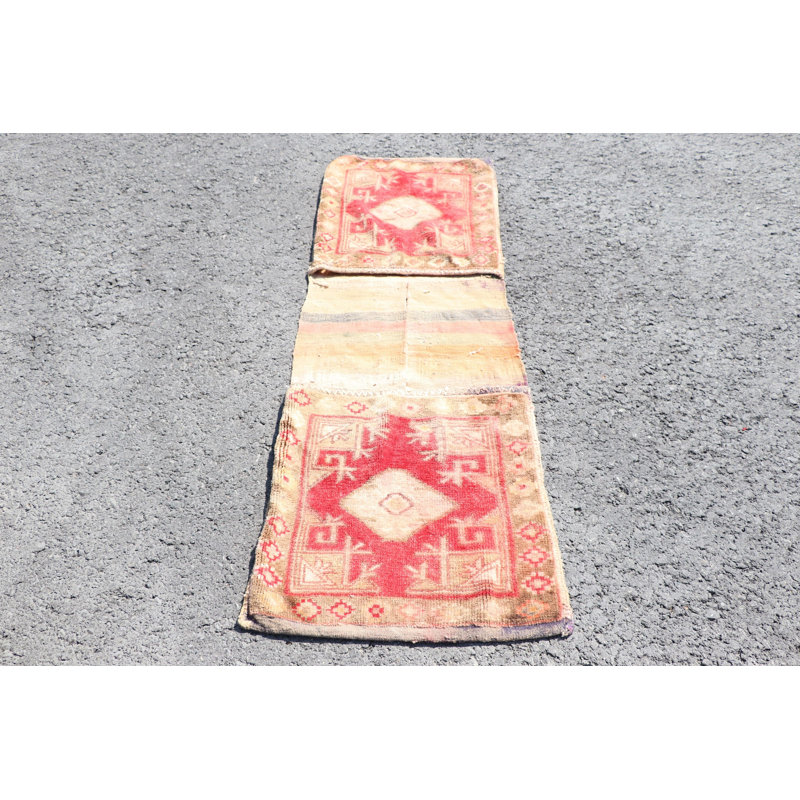 Tapis turc rétro tissé à la main dans un motif géométrique rouge servant de tapis de porte élégant pour un décor élégant