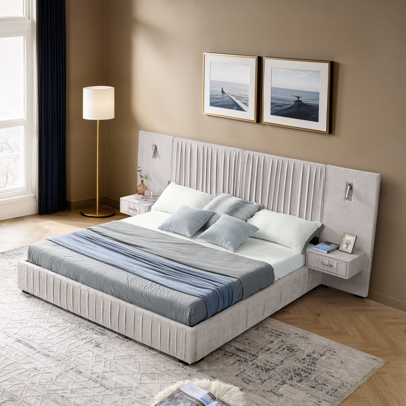 Structure de lit tapissier grand format avec tissu chenille et conception plissée, lit plateforme grand format avec table de chevet