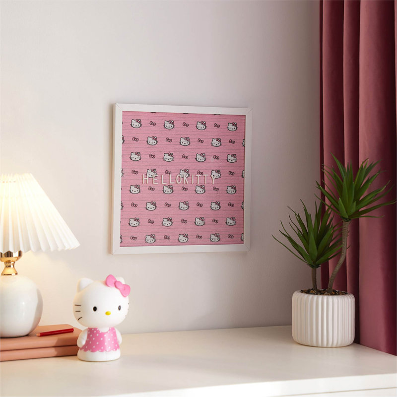 Le bloc-notes Hello Kitty de 12 po x 12 po avec cadre en panneau de fibres à densité moyenne comprend 145 caractères