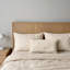 Oreiller en polyester avec motif de nattage fin, riches textures, effet décoratif remarquable