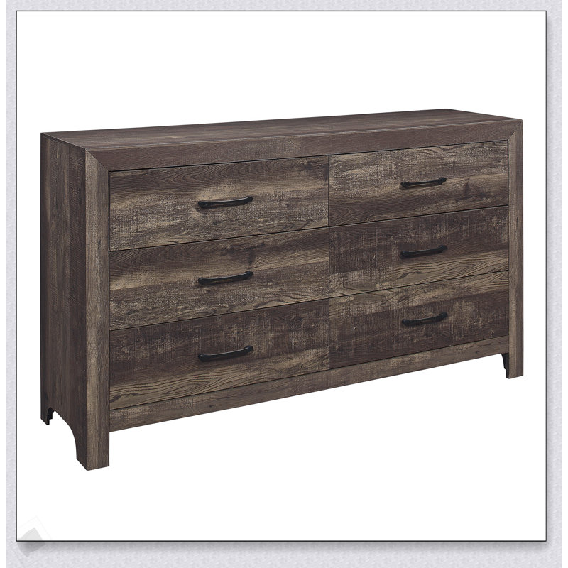 Commode en bois rustique à finition brune avec poignées noires, six tiroirs en queue d'aronde pour un rangement généreux et un charme classique.