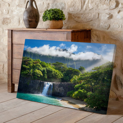 Toile, "Un paysage tropical serein avec une cascade d'eau qui coule vers le bas", "Falaise rocheuse entourée de vert luxuriant"