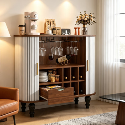 Armoire-bar cannelée moderne pour boissons alcoolisées et café, avec 6 supports à vin, 3 porte-verres, grand tiroir et rangement latéral caché, blanc