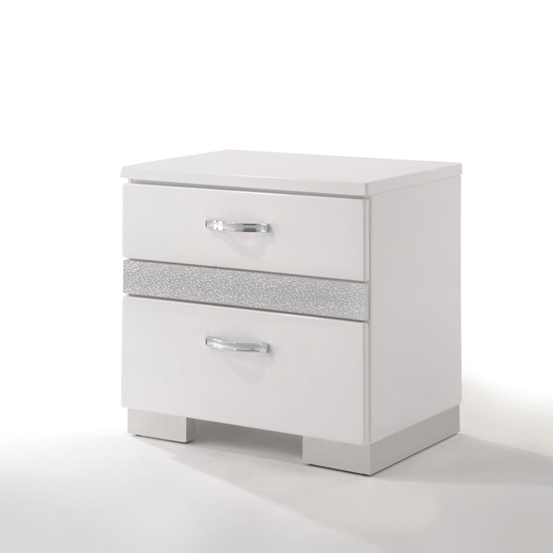 Table de chevet moderne avec trois tiroirs pour un rangement spacieux, une fonction de glissement en douceur et un assemblage simple, pièce unique.