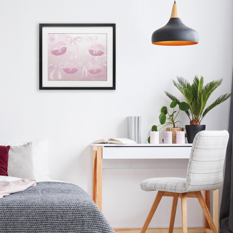 Dreamy Bows & Lips, reproduction encadrée sous verre, conception de Kim Allen, H 13 po x l 16 po, Cadre noir minuit