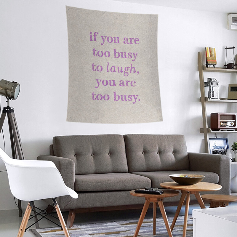 Tapisserie en polyester pour le temps pour les citations de rire, H 80 po x l 68 po, Blanc / violet