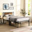 Lit simple en métal avec tête de lit décorative en bois TG