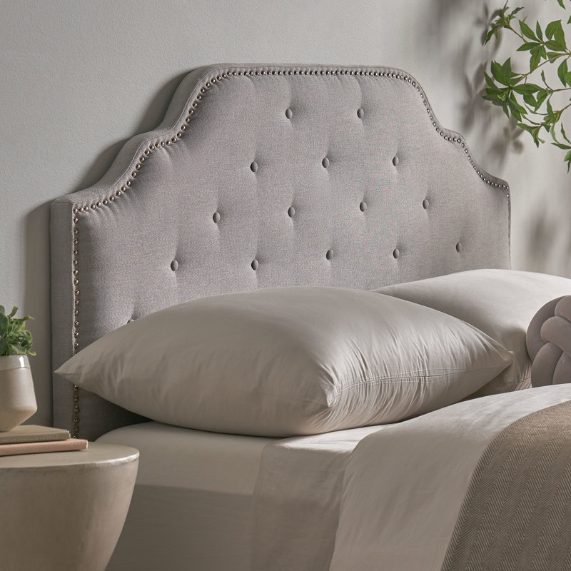 Tête de lit en tissu gris pour la chambre à coucher - grand lit double et grand lit avec coutures contemporaines à boutons de diamants et magnifique garniture cloutée