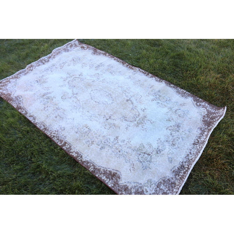 Tapis turc rétro avec motif géométrique traditionnel dans des tons chauds de terre pour la décoration intérieure