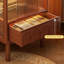 Buffet en noyer massif de style Mid-Century