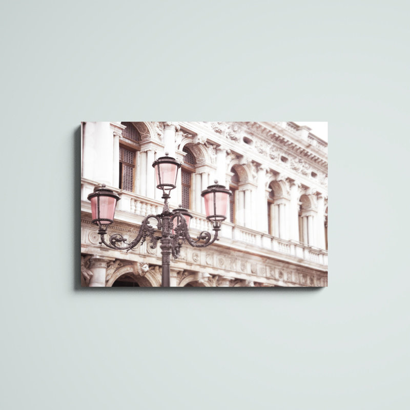 Photographie de Venise sur lanternes roses I, H 24 po x l 36 po