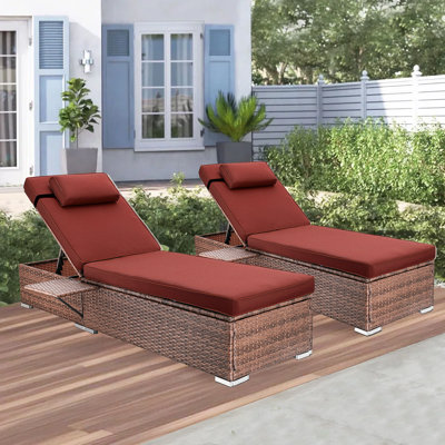 Chaise longue d'extérieur en osier inclinable avec table d'appoint et coussins