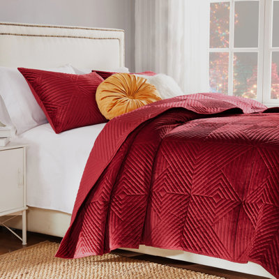 Greenland Home Fashions Riviera Velvet Red 3-Piece Queen Size Quilt Set 90x90 + 20x26 (2)