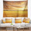 Paysage, grand champ sous un ciel nuageux-28488148