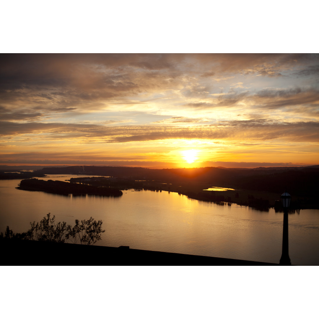 Sonnenuntergang über dem Columbia River von Timnewman - Leinwandbild