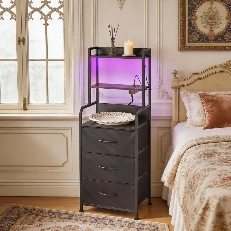 Grande table de chevet avec station de charge et lumières DEL, table de chevet moderne avec 3 tiroirs en tissu et tablettes ouvertes, prises USB et CA intégrées pour la chambre à coucher