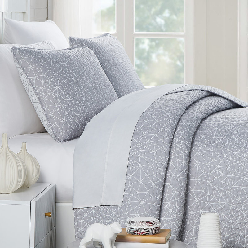 Geometric Maze Collection Microfiber Quilt Set, King Quilt + 2 Standard Shams, Gray