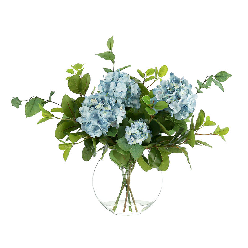 Arrangement d'hortensias dans un vase en verre