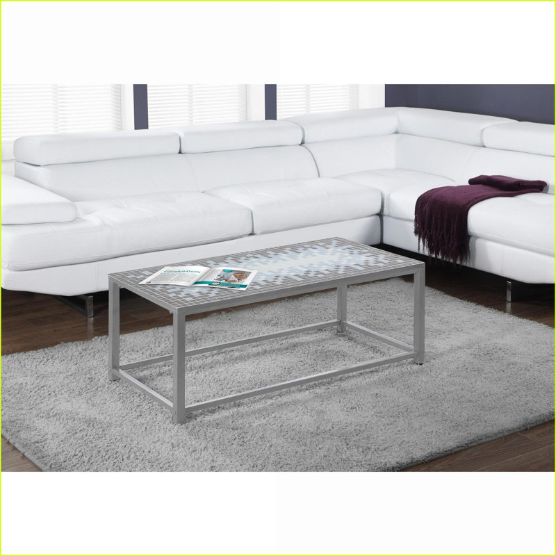 Table basse transitionnelle grise avec structure en métal argenté Tablette à deux niveaux en verre trempé, peu encombrante pour le salon