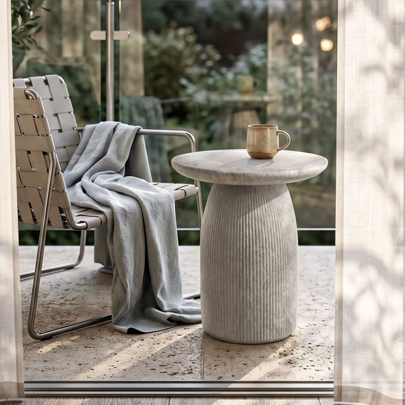 Table d'appoint sur piédestal Fulcher de 43 cm de large, aspect pierre et effet travertin, Travertin gris clair