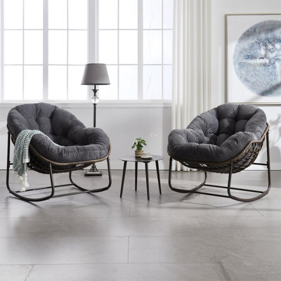 Chaise berçante d'extérieur en rotin avec coussin rembourré, fauteuil inclinable ergonomique pour porche, patio, jardin et salon.
