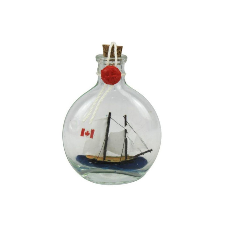 Bluenose voilier dans une bouteille en verre