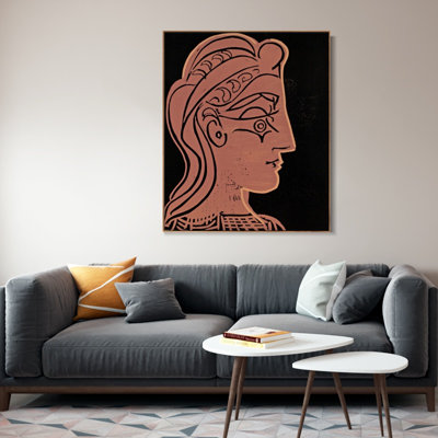 Reproduction d'art sur toile encadrée (cadre mince couleur bois, 45,7 x 61 cm) représentant le profil d'une femme portant un t-shirt, par Pablo Picasso. Décoration murale pour salon, maison ou bureau.