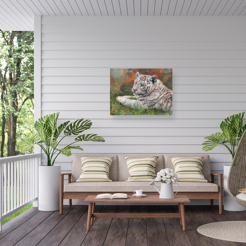 David tigre blanc griffonnant allongé sur une toile d'extérieur, H 14 po x l 19 po