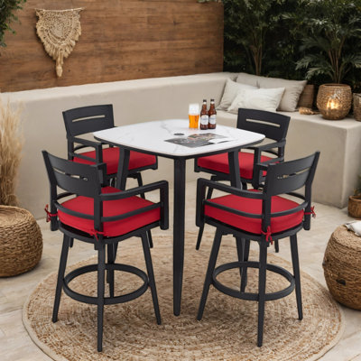 Ensemble de bar de patio extérieur 5 pièces - table carrée frittée ronde en pierre de 35,4 po avec dessus en marbre blanc grec et 4 tabourets en aluminium, structure noire Ember, coussins Sunbrella