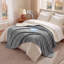 Couverture en molleton réversible imperméable avec texture bullée, protection à trois couches, housse douillette pour animaux de compagnie et famille, housse de protection pour canapé et lit, gris / blanc, 90 x 108 pouces-133337090-133945022