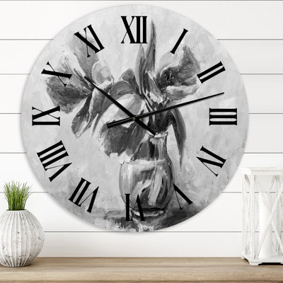 Nature morte monochrome de fleurs dans un vase - horloge murale traditionnelle
