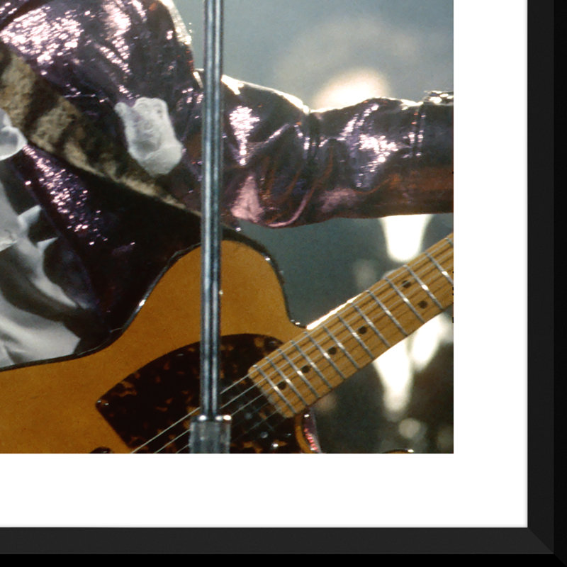 «Prince Performs» par Getty Images, photographie encadrée