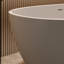 Baignoire de trempage autoportante de 59 pouces avec surface solide, pierre de résine beige, finition teintée, surface de bain confortable, couleur, non glissante, conception ergonomique pour plus de confort