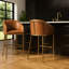 Tabouret de bar moderne de 31 po avec structure en acier doré et similicuir brun tabac, patins réglables, assise confortable pour une utilisation en cuir à long terme, conception, siège en mousse, repose-pieds intégré