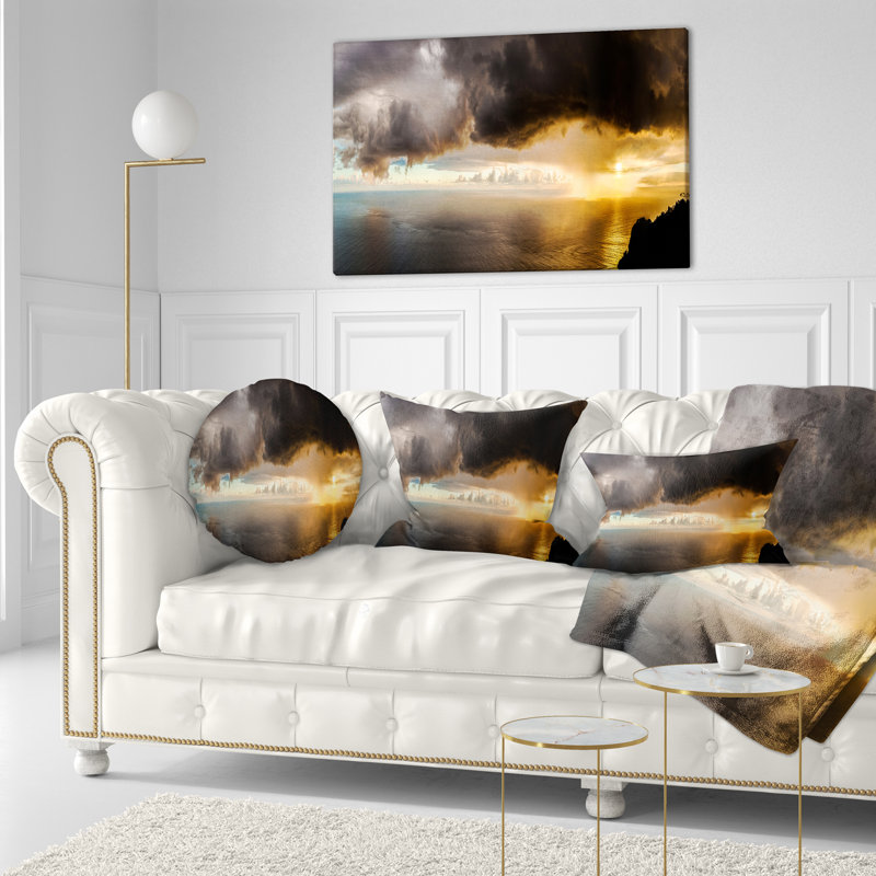Coussin tempête foncé au coucher du soleil