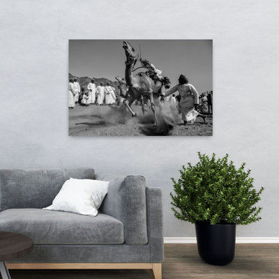 Affiche murale abstraite traditionnelle représentant une course de chameaux dynamique, paysage animalier.