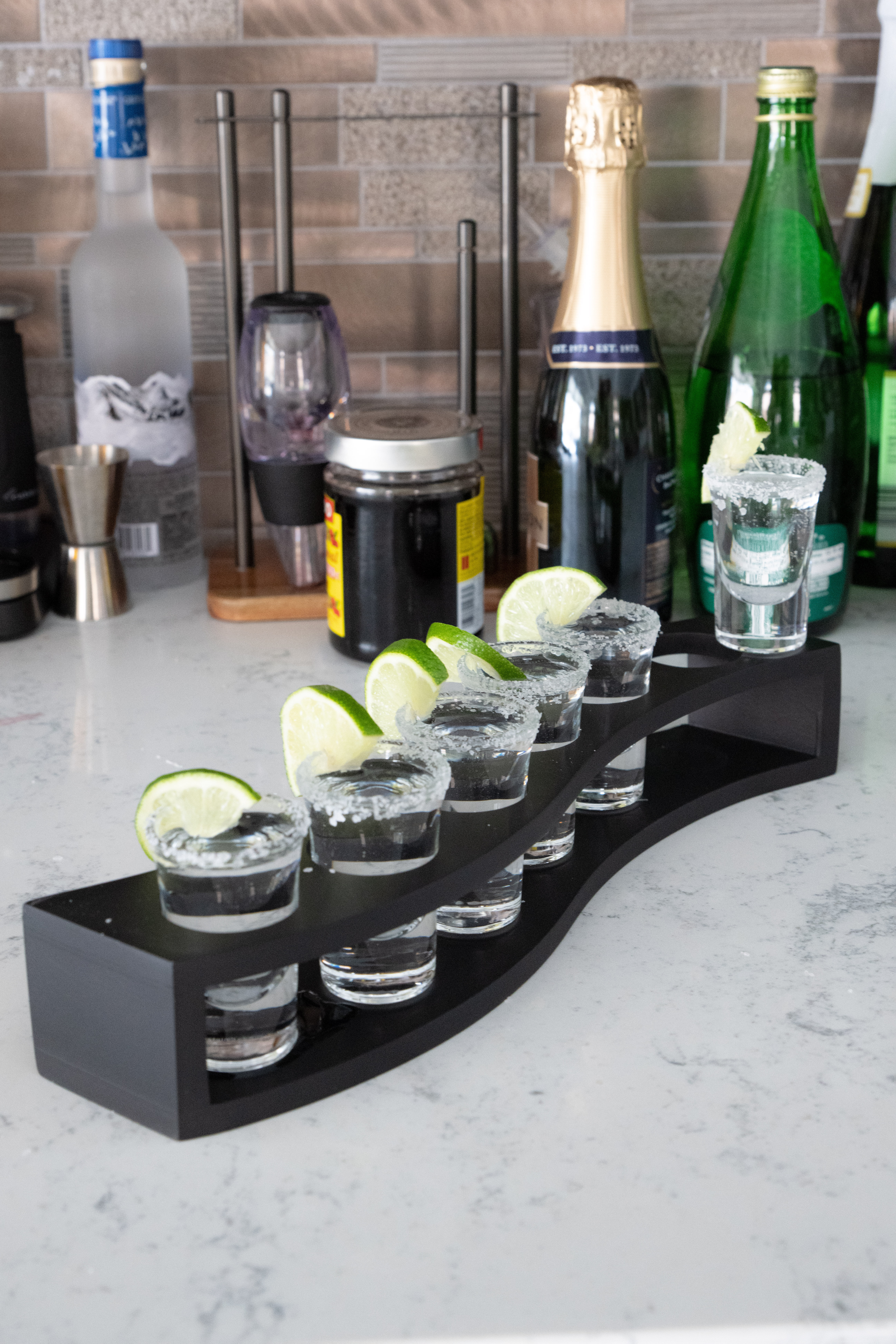 Supwinnet Shot Glass Set 24 stuks 15ml/0.5oz Shot Glass Tray Houder, Dikke Basis Helder Glas voor Feest, Club, Bar, Spirit Tasting - MJ-24-15 (15ml-20ml 24 stuks