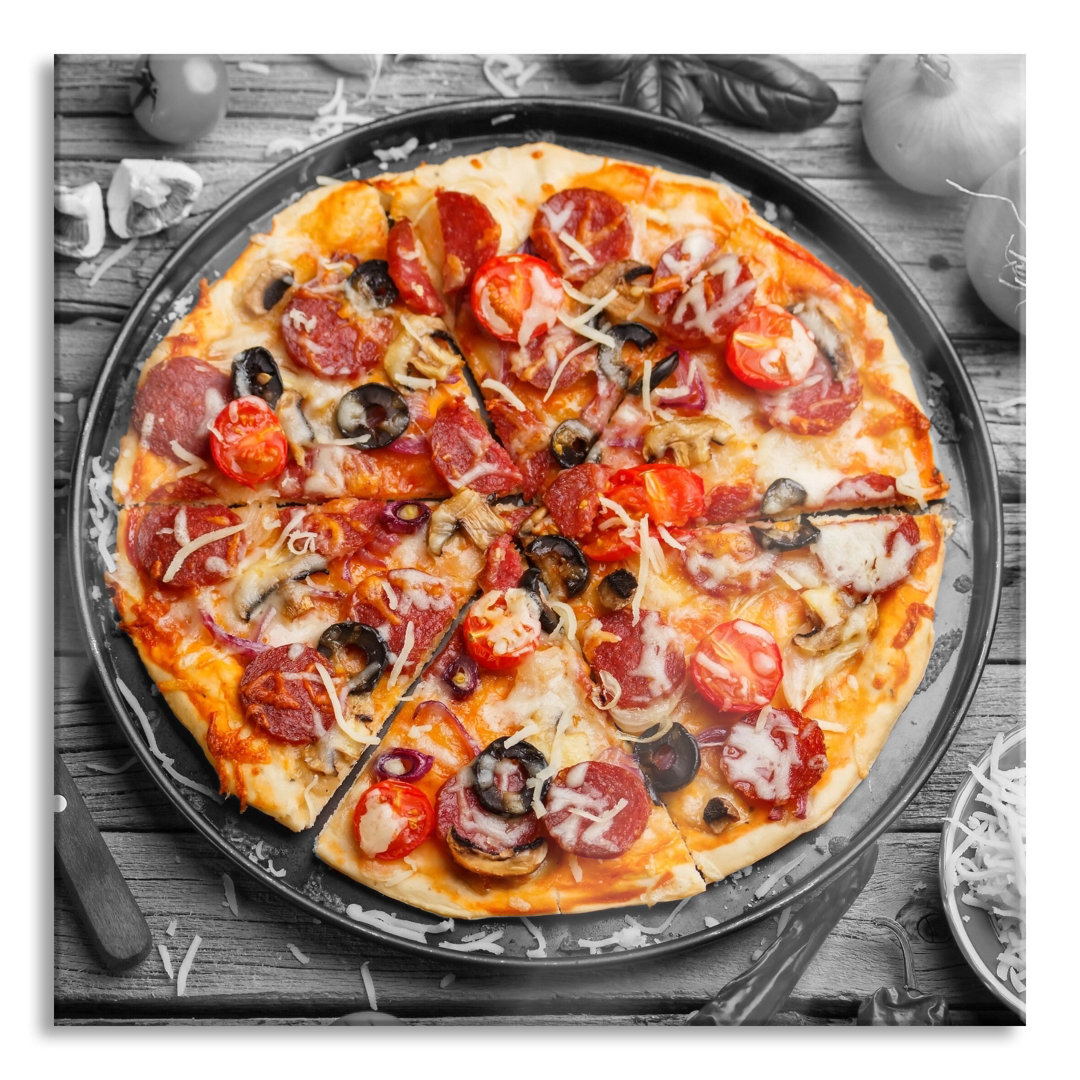 Glasbild Pizza auf Pizzapfanne