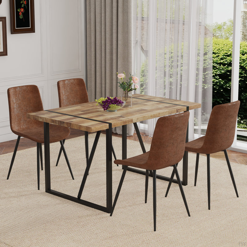 Ensemble de table et de chaises. Une table de salle à manger rectangulaire rétro minimaliste avec un plateau texturé et des pieds en métal.