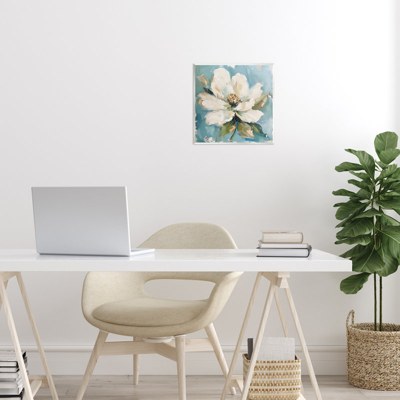 Plaque murale blanche à motif floral bleu, design par LSR Creative Studio