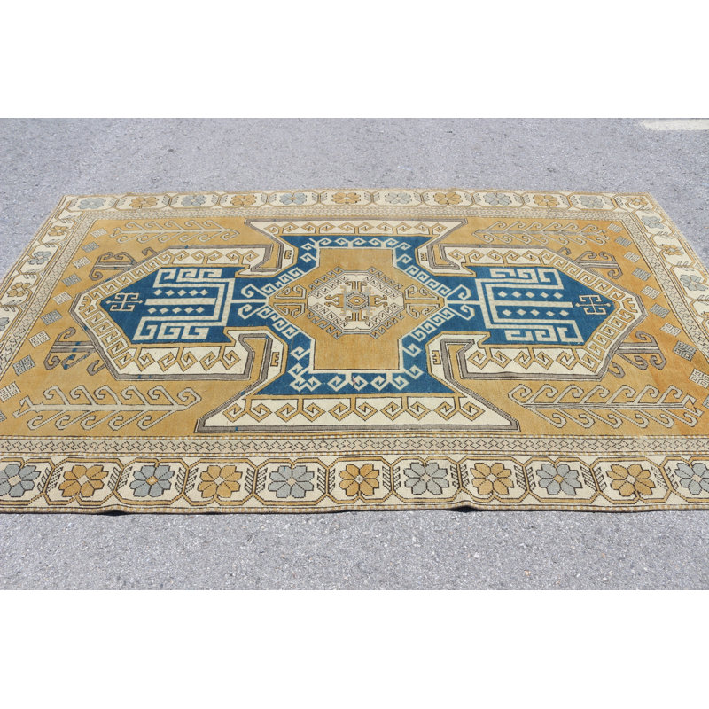 Tapis turc rétro bleu et jaune au design bohémien unique, parfait pour les grands espaces