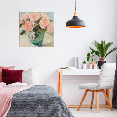 Roses roses dans un vase en toile verte, design par Gina Kelly