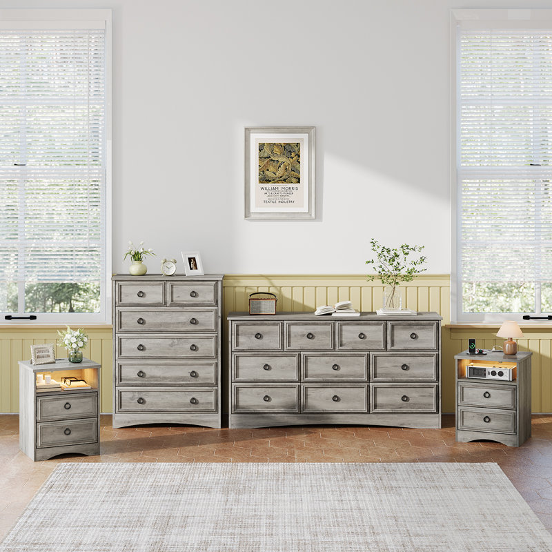 L'ensemble de chambre à coucher 4 pièces Lghm comprend une commode 10 tiroirs, une commode haute 6 tiroirs et 2 tables de chevet assorties avec station de charge, gris délavé
